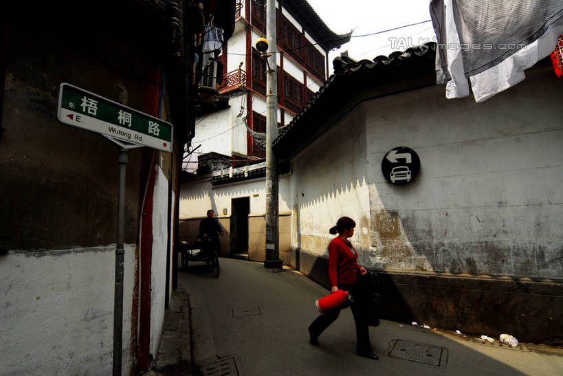 东方人,一个人,走,横图,室外,白天,侧面,度假,美景,城市风光,城市,道路,路,指示牌,公路,上海,中国,亚洲,仅一个年轻女性,仅一个女性,仅一个人,握,阴影,服装,光线,日文,标志,路标,文字,影子,字符,景观,交通,拿,拿着,注视,休闲装,黄种人,娱乐,标识,路牌,热水瓶,衣服,阳光,瓶子,容器,观察,看,享受,休闲,休闲服,景色,放松,握着,服饰,观看,申,察看,关注,保温,黄浦区,东亚,保温瓶,上海市,梧桐路,中华人民共和国,沪,华东地区,日语,年轻女性,女人,女性,亚洲人,马路,步行,散步,走路,彩图,全身,shzxz1