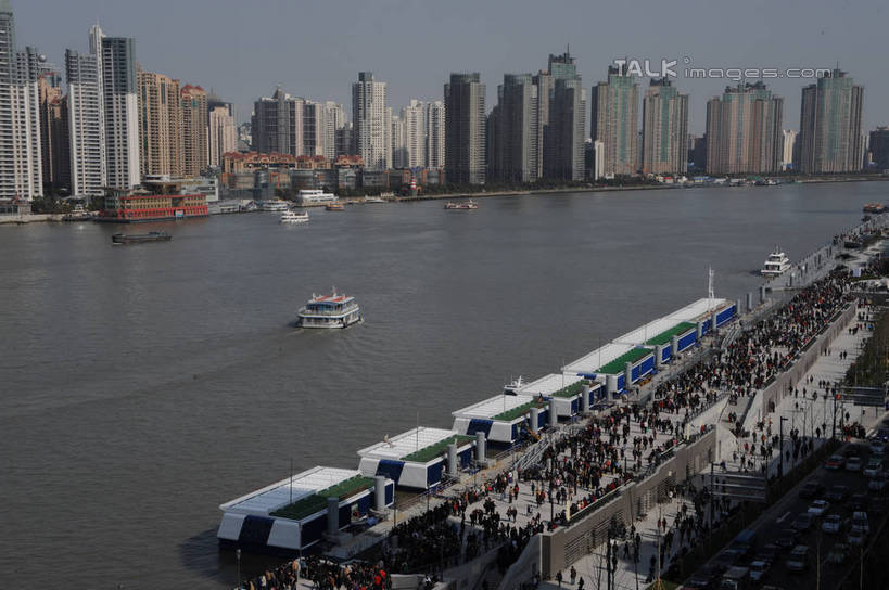 无人,高楼大厦,码头,横图,全景,俯视,航拍,室外,白天,度假,河流,美景,水,天际线,植物,城市风光,标志建筑,城市,大厦,地标,港口,建筑,轮船,摩天大楼,船,上海,中国,亚洲,阴影,波纹,飞溅,溅,光线,液体,影子,河水,景观,水滴,水流,涟漪,娱乐,建设,黄浦江,水珠,树,树木,蓝色,绿色,倒影,蓝天,水纹,天空,阳光,自然,船尾波,交通工具,外滩,波浪,天,享受,休闲,景色,放松,生长,晴朗,成长,申,倒映,鸟瞰,喷洒,载具,黄浦区,东亚,中山东一路,上海市,万里无云,中华人民共和国,沪,华东地区,水晕,反照,晴空,晴空万里,彩图,高角度拍摄,摆渡口,埠头,大楼,渡口,渡头,港湾,高层建筑,高楼,海港,货运码头,口岸,摩天楼,商港,黄埔滩,上海外滩,外黄埔滩,十六铺码头,shzxz1