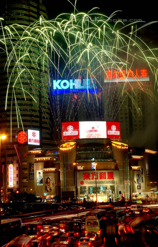 无人,高楼大厦,商店,竖图,室外,夜晚,正面,长时间曝光,购物,度假,消费,美景,城市风光,超市,城市,大厦,道路,建筑,路,摩天大楼,商场,烟火,夜景,公路,汽车,上海,中国,亚洲,节日,朦胧,模糊,庆祝,景观,交通,辉煌,文化,娱乐,建设,车,焰火,交通工具,轿车,庆典,享受,休闲,灿烂,景色,放松,金融,百货,徐家汇,纪念,璀璨,申,载具,礼花,光辉,曝光,选购,贸易,百货公司,东亚,徐汇区,上海市,中华人民共和国,沪,华东地区,血拼,花炮,礼花炮,绚烂,光耀,烟花,马路,彩图,大楼,高层建筑,高楼,购物商场,购物中心,摩天楼,商业中心,shzxz1