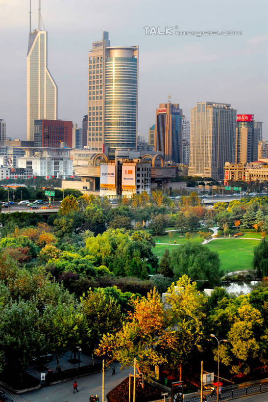 无人,高楼大厦,竖图,室外,白天,正面,度假,草地,草坪,美景,植物,城市风光,城市,大厦,道路,建筑,路,摩天大楼,上海,中国,亚洲,阴影,光线,影子,景观,云,云朵,小路,交通,云彩,娱乐,建设,草,树,树木,蓝色,绿色,白云,蓝天,天空,阳光,自然,天,享受,休闲,景色,放松,生长,晴朗,成长,申,黄浦区,卢湾区,延中绿地,东亚,静安区,延安中路,上海市,中华人民共和国,沪,华东地区,晴空,彩图,大楼,高层建筑,高楼,摩天楼,shzxz1