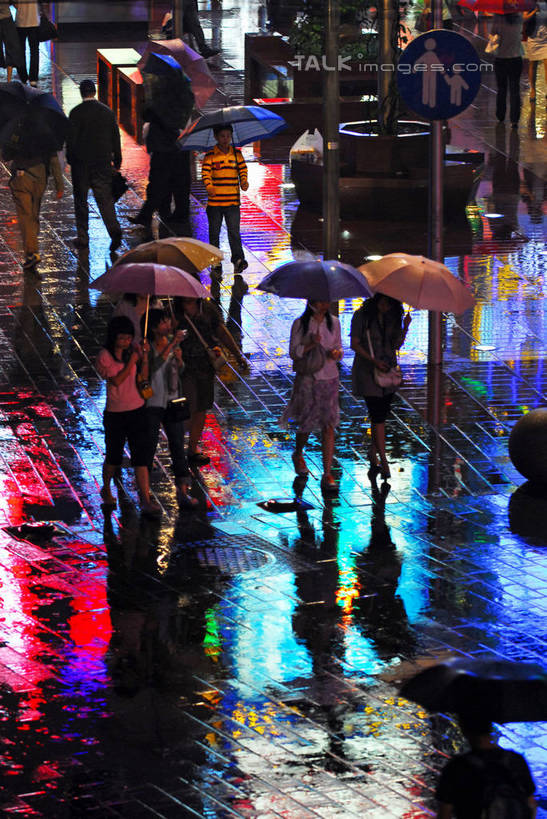 东方人,商店,走,竖图,俯视,室外,夜晚,长时间曝光,购物,度假,消费,美景,雨,植物,城市风光,超市,城市,道路,路,路灯,商场,夜景,公路,照明,上海,中国,亚洲,行人,游客,游人,握,阴影,服装,朦胧,模糊,光线,伞,影子,雨伞,遮阳伞,景观,灯光,交通,许多人,拿,拿着,注视,休闲装,黄种人,娱乐,阳伞,路人,旅客,灯,树,树木,衣服,绿色,自然,南京路,观察,看,一群人,享受,休闲,休闲服,景色,放松,握着,金融,百货,服饰,南京路步行街,南京东路,生长,成长,观看,细雨,照亮,申,察看,太阳伞,照明设备,关注,曝光,选购,贸易,百货公司,黄浦区,东亚,上海市,中华人民共和国,沪,华东地区,血拼,过客,男人,男性,年轻男性,年轻女性,女人,女性,亚洲人,小雨,马路,步行,散步,走路,半身,彩图,高角度拍摄,购物商场,购物中心,商业中心,shzxz1