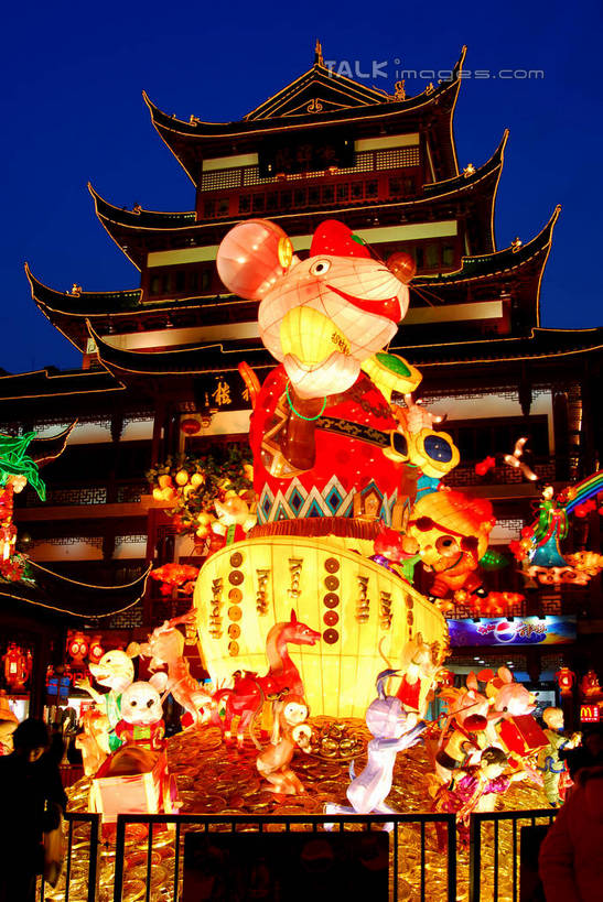 东方人,走,竖图,室外,夜晚,长时间曝光,仰视,旅游,度假,名胜古迹,标志建筑,地标,建筑,夜景,照明,雕塑,上海,中国,元宵节,亚洲,行人,游客,游人,阴影,服装,节日,朦胧,模糊,庆祝,遗迹,艺术,装饰,光线,彩灯,灯笼,雕刻,雕像,影子,纸灯笼,灯光,许多人,注视,休闲装,黄种人,古迹,文化,文物,娱乐,建设,古建筑,路人,旅客,灯,衣服,蓝色,蓝天,天空,工艺品,灯具,豫园,天,观察,看,一群人,庆典,享受,休闲,休闲服,旅游胜地,放松,服饰,花灯,灯会,晴朗,观看,纪念,照亮,美术,申,察看,照明设备,关注,主题,曝光,陈列,黄浦区,古文明,东亚,上海市,万里无云,中华人民共和国,沪,华东地区,功能,美学,过客,男人,男性,年轻男性,年轻女性,女人,女性,亚洲人,晴空,晴空万里,步行,散步,走路,半身,彩图,低角度拍摄,春灯节,上元节,小正月,shzxz1
