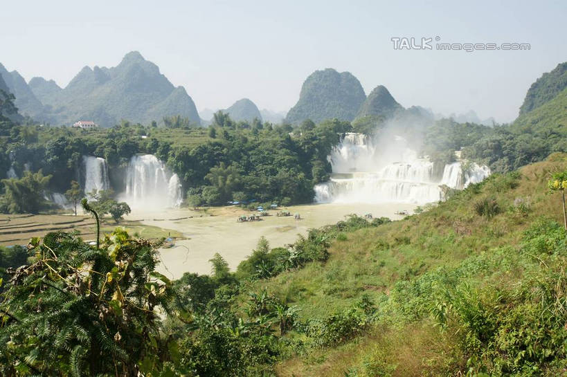 无人,横图,室外,白天,正面,旅游,度假,河流,美景,瀑布,森林,山,山脉,树林,水,植物,中国,亚洲,阴影,飞溅,溅,光线,液体,影子,河水,景观,山峰,水滴,水流,山峦,娱乐,水珠,树,树木,蓝色,绿色,蓝天,天空,阳光,自然,群山,天,享受,休闲,景色,放松,生长,晴朗,成长,广西,喷洒,自然风光,东亚,万里无云,德天瀑布,广西壮族自治区,德天跨国大瀑布,中华人民共和国,桂,华南地区,崇左,崇左市,大新,大新县,硕龙镇,跌水,晴空,晴空万里,彩图,shzyn1