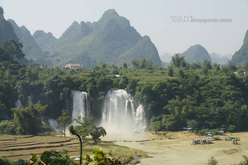 无人,横图,室外,白天,正面,旅游,度假,河流,美景,瀑布,森林,山,山脉,树林,水,植物,中国,亚洲,阴影,飞溅,溅,光线,液体,影子,河水,景观,山峰,水滴,水流,山峦,娱乐,水珠,树,树木,蓝色,绿色,蓝天,天空,阳光,自然,群山,天,享受,休闲,景色,放松,生长,晴朗,成长,广西,喷洒,自然风光,东亚,万里无云,德天瀑布,广西壮族自治区,德天跨国大瀑布,中华人民共和国,桂,华南地区,崇左,崇左市,大新,大新县,硕龙镇,跌水,晴空,晴空万里,彩图,shzyn1