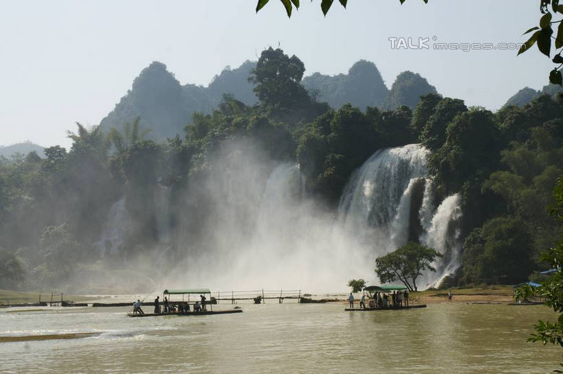 东方人,站,横图,室外,白天,正面,旅游,度假,河流,美景,瀑布,森林,山,山脉,树林,水,植物,船,中国,亚洲,行人,游客,游人,阴影,飞溅,服装,溅,光线,液体,影子,河水,景观,山峰,水滴,水流,木船,山峦,许多人,休闲装,黄种人,娱乐,路人,旅客,水珠,树,树木,衣服,蓝色,绿色,蓝天,天空,阳光,自然,交通工具,群山,天,站着,一群人,享受,休闲,休闲服,景色,放松,服饰,生长,晴朗,成长,广西,舟,喷洒,自然风光,载具,东亚,万里无云,德天瀑布,广西壮族自治区,德天跨国大瀑布,中华人民共和国,桂,华南地区,崇左,崇左市,过客,大新,大新县,硕龙镇,男人,男性,年轻男性,年轻女性,女人,女性,亚洲人,跌水,晴空,晴空万里,站立,彩图,全身,shzyn1