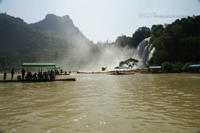 东方人,站,横图,室外,白天,正面,旅游,度假,河流,美景,瀑布,森林,山,山脉,树林,水,植物,船,中国,亚洲,行人,游客,游人,阴影,飞溅,服装,溅,光线,液体,影子,河水,景观,山峰,水滴,水流,木船,山峦,许多人,休闲装,黄种人,娱乐,路人,旅客,水珠,树,树木,衣服,蓝色,绿色,蓝天,天空,阳光,自然,交通工具,群山,天,站着,一群人,享受,休闲,休闲服,景色,放松,服饰,生长,晴朗,成长,广西,舟,喷洒,自然风光,载具,东亚,万里无云,德天瀑布,广西壮族自治区,德天跨国大瀑布,中华人民共和国,桂,华南地区,崇左,崇左市,过客,大新,大新县,硕龙镇,男人,男性,年轻男性,年轻女性,女人,女性,亚洲人,跌水,晴空,晴空万里,站立,彩图,全身,shzyn1