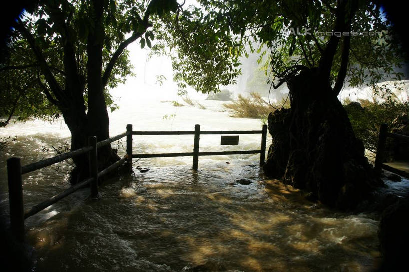 无人,栏杆,横图,室外,白天,正面,旅游,度假,河流,美景,瀑布,森林,山,山脉,树林,水,植物,中国,亚洲,阴影,飞溅,溅,光线,液体,影子,河水,景观,山峰,水滴,水流,围栏,山峦,娱乐,护栏,水珠,树,树木,绿色,阳光,自然,群山,享受,休闲,景色,放松,生长,成长,广西,喷洒,自然风光,东亚,德天瀑布,广西壮族自治区,德天跨国大瀑布,中华人民共和国,桂,华南地区,崇左,崇左市,大新,大新县,硕龙镇,跌水,彩图,shzyn1