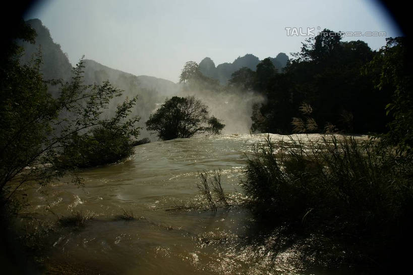 无人,横图,室外,白天,正面,旅游,度假,河流,美景,瀑布,森林,山,山脉,树林,水,植物,中国,亚洲,阴影,飞溅,溅,光线,液体,影子,河水,景观,山峰,水滴,水流,山峦,娱乐,水珠,树,树木,蓝色,绿色,蓝天,天空,阳光,自然,群山,天,享受,休闲,景色,放松,生长,晴朗,成长,广西,喷洒,自然风光,东亚,万里无云,德天瀑布,广西壮族自治区,德天跨国大瀑布,中华人民共和国,桂,华南地区,崇左,崇左市,大新,大新县,硕龙镇,跌水,晴空,晴空万里,彩图,shzyn1