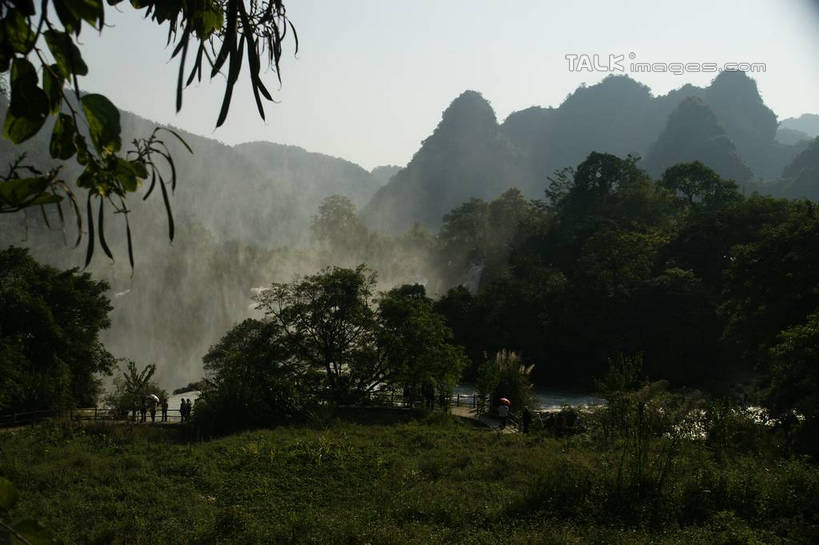 无人,横图,室外,白天,正面,旅游,度假,美景,瀑布,森林,山,山脉,树林,水,植物,中国,亚洲,阴影,飞溅,溅,光线,液体,影子,景观,山峰,水滴,山峦,娱乐,水珠,树,树木,蓝色,绿色,蓝天,天空,阳光,自然,群山,天,享受,休闲,景色,放松,生长,晴朗,成长,广西,喷洒,自然风光,东亚,万里无云,德天瀑布,广西壮族自治区,德天跨国大瀑布,中华人民共和国,桂,华南地区,崇左,崇左市,大新,大新县,硕龙镇,跌水,晴空,晴空万里,彩图,shzyn1