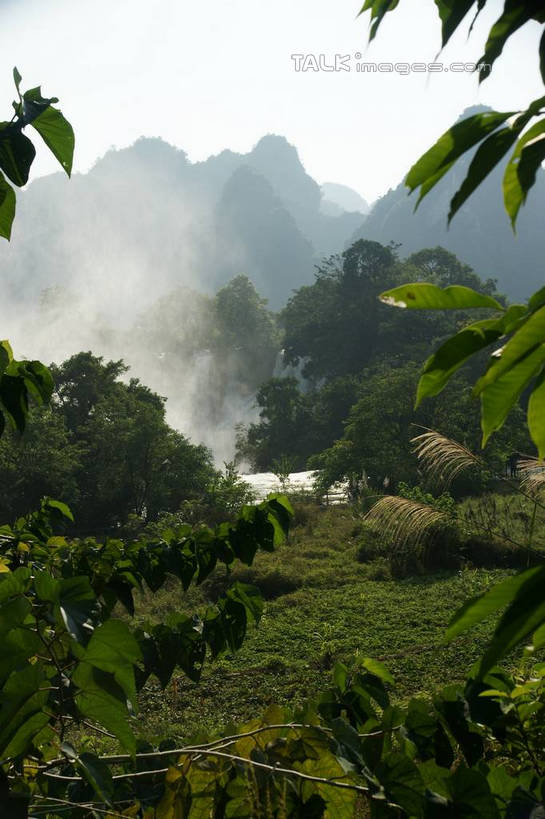 无人,竖图,室外,白天,正面,旅游,度假,美景,瀑布,森林,山,山脉,树林,水,植物,中国,亚洲,阴影,飞溅,溅,光线,液体,影子,景观,山峰,水滴,山峦,娱乐,水珠,树,树木,蓝色,绿色,蓝天,天空,阳光,自然,群山,天,享受,休闲,景色,放松,生长,晴朗,成长,广西,喷洒,自然风光,东亚,万里无云,德天瀑布,广西壮族自治区,德天跨国大瀑布,中华人民共和国,桂,华南地区,崇左,崇左市,大新,大新县,硕龙镇,跌水,晴空,晴空万里,彩图,shzyn1