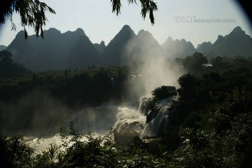 无人,横图,室外,白天,正面,旅游,度假,河流,美景,瀑布,森林,山,山脉,树林,水,植物,中国,亚洲,阴影,飞溅,溅,光线,液体,影子,河水,景观,山峰,水滴,水流,山峦,娱乐,水珠,树,树木,蓝色,绿色,蓝天,天空,阳光,自然,群山,天,享受,休闲,景色,放松,生长,晴朗,成长,广西,喷洒,自然风光,东亚,万里无云,德天瀑布,广西壮族自治区,德天跨国大瀑布,中华人民共和国,桂,华南地区,崇左,崇左市,大新,大新县,硕龙镇,跌水,晴空,晴空万里,彩图,shzyn1