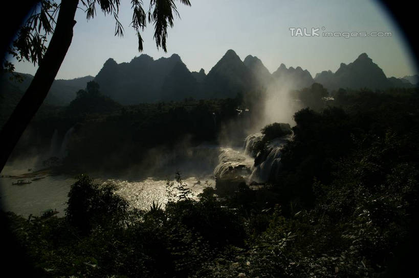 无人,横图,室外,白天,正面,旅游,度假,河流,美景,瀑布,森林,山,山脉,树林,水,植物,中国,亚洲,阴影,飞溅,溅,光线,液体,影子,河水,景观,山峰,水滴,水流,山峦,娱乐,水珠,树,树木,蓝色,绿色,蓝天,天空,阳光,自然,群山,天,享受,休闲,景色,放松,生长,晴朗,成长,广西,喷洒,自然风光,东亚,万里无云,德天瀑布,广西壮族自治区,德天跨国大瀑布,中华人民共和国,桂,华南地区,崇左,崇左市,大新,大新县,硕龙镇,跌水,晴空,晴空万里,彩图,shzyn1