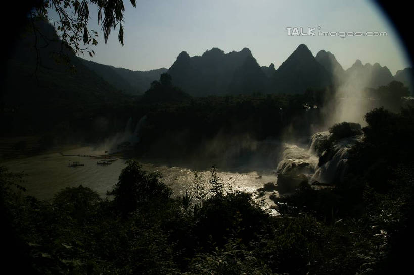 无人,横图,室外,白天,正面,旅游,度假,河流,美景,瀑布,森林,山,山脉,树林,水,植物,中国,亚洲,阴影,飞溅,溅,光线,液体,影子,河水,景观,山峰,水滴,水流,山峦,娱乐,水珠,树,树木,蓝色,绿色,蓝天,天空,阳光,自然,群山,天,享受,休闲,景色,放松,生长,晴朗,成长,广西,喷洒,自然风光,东亚,万里无云,德天瀑布,广西壮族自治区,德天跨国大瀑布,中华人民共和国,桂,华南地区,崇左,崇左市,大新,大新县,硕龙镇,跌水,晴空,晴空万里,彩图,shzyn1