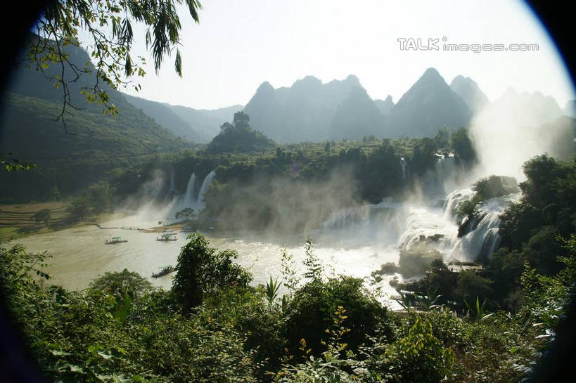 无人,横图,室外,白天,正面,旅游,度假,河流,美景,瀑布,森林,山,山脉,树林,水,植物,中国,亚洲,阴影,飞溅,溅,光线,液体,影子,河水,景观,山峰,水滴,水流,山峦,娱乐,水珠,树,树木,蓝色,绿色,蓝天,天空,阳光,自然,群山,天,享受,休闲,景色,放松,生长,晴朗,成长,广西,喷洒,自然风光,东亚,万里无云,德天瀑布,广西壮族自治区,德天跨国大瀑布,中华人民共和国,桂,华南地区,崇左,崇左市,大新,大新县,硕龙镇,跌水,晴空,晴空万里,彩图,shzyn1