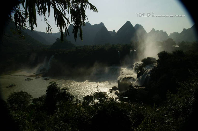 无人,横图,室外,白天,正面,旅游,度假,河流,美景,瀑布,森林,山,山脉,树林,水,植物,中国,亚洲,阴影,飞溅,溅,光线,液体,影子,河水,景观,山峰,水滴,水流,山峦,娱乐,水珠,树,树木,蓝色,绿色,蓝天,天空,阳光,自然,群山,天,享受,休闲,景色,放松,生长,晴朗,成长,广西,喷洒,自然风光,东亚,万里无云,德天瀑布,广西壮族自治区,德天跨国大瀑布,中华人民共和国,桂,华南地区,崇左,崇左市,大新,大新县,硕龙镇,跌水,晴空,晴空万里,彩图,shzyn1