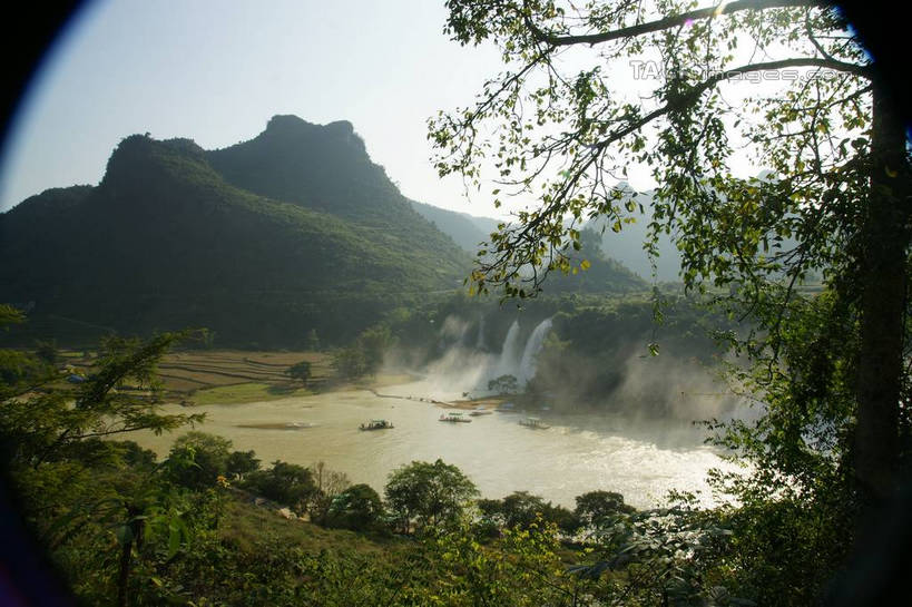 无人,横图,室外,白天,正面,旅游,度假,河流,美景,瀑布,森林,山,山脉,树林,水,植物,中国,亚洲,阴影,飞溅,溅,光线,液体,影子,河水,景观,山峰,水滴,水流,山峦,娱乐,水珠,树,树木,蓝色,绿色,蓝天,天空,阳光,自然,群山,天,享受,休闲,景色,放松,生长,晴朗,成长,广西,喷洒,自然风光,东亚,万里无云,德天瀑布,广西壮族自治区,德天跨国大瀑布,中华人民共和国,桂,华南地区,崇左,崇左市,大新,大新县,硕龙镇,跌水,晴空,晴空万里,彩图,shzyn1