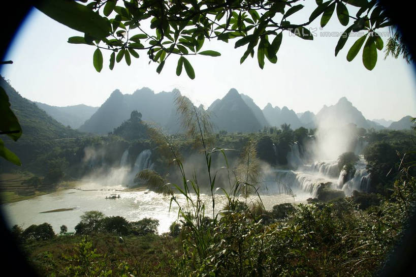 无人,横图,室外,白天,正面,旅游,度假,河流,美景,瀑布,森林,山,山脉,树林,水,植物,中国,亚洲,阴影,飞溅,溅,光线,液体,影子,河水,景观,山峰,水滴,水流,山峦,娱乐,水珠,树,树木,蓝色,绿色,蓝天,天空,阳光,自然,群山,天,享受,休闲,景色,放松,生长,晴朗,成长,广西,喷洒,自然风光,东亚,万里无云,德天瀑布,广西壮族自治区,德天跨国大瀑布,中华人民共和国,桂,华南地区,崇左,崇左市,大新,大新县,硕龙镇,跌水,晴空,晴空万里,彩图,shzyn1