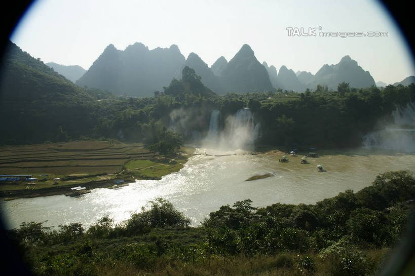 无人,横图,室外,白天,正面,旅游,度假,河流,美景,瀑布,森林,山,山脉,树林,水,植物,中国,亚洲,阴影,飞溅,溅,光线,液体,影子,河水,景观,山峰,水滴,水流,山峦,娱乐,水珠,树,树木,蓝色,绿色,蓝天,天空,阳光,自然,群山,天,享受,休闲,景色,放松,生长,晴朗,成长,广西,喷洒,自然风光,东亚,万里无云,德天瀑布,广西壮族自治区,德天跨国大瀑布,中华人民共和国,桂,华南地区,崇左,崇左市,大新,大新县,硕龙镇,跌水,晴空,晴空万里,彩图,shzyn1