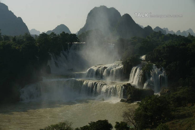 无人,横图,室外,白天,正面,旅游,度假,河流,美景,瀑布,森林,山,山脉,树林,水,植物,中国,亚洲,阴影,飞溅,溅,光线,液体,影子,河水,景观,山峰,水滴,水流,山峦,娱乐,水珠,树,树木,蓝色,绿色,蓝天,天空,阳光,自然,群山,天,享受,休闲,景色,放松,生长,晴朗,成长,广西,喷洒,自然风光,东亚,万里无云,德天瀑布,广西壮族自治区,德天跨国大瀑布,中华人民共和国,桂,华南地区,崇左,崇左市,大新,大新县,硕龙镇,跌水,晴空,晴空万里,彩图,shzyn1