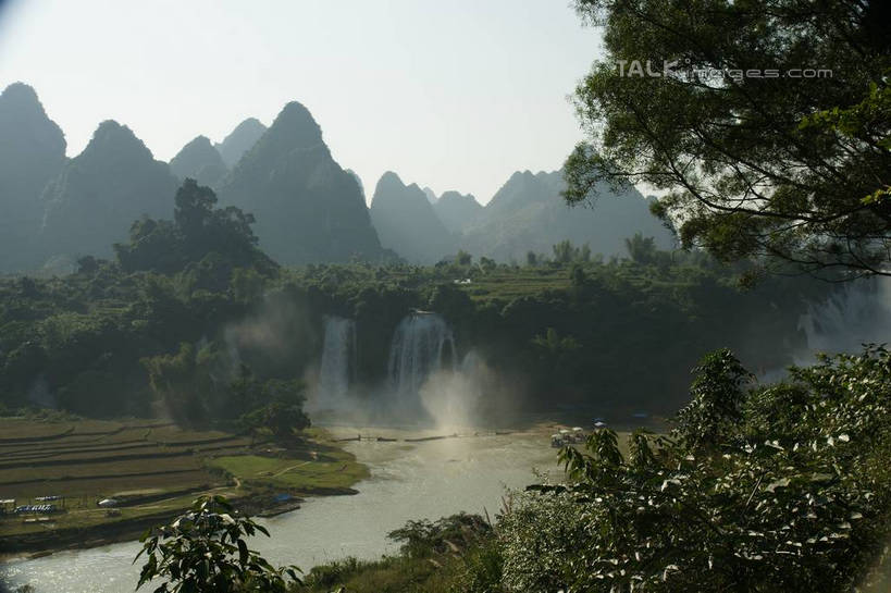 无人,横图,室外,白天,正面,旅游,度假,河流,美景,瀑布,森林,山,山脉,树林,水,植物,中国,亚洲,阴影,飞溅,溅,光线,液体,影子,河水,景观,山峰,水滴,水流,山峦,娱乐,水珠,树,树木,蓝色,绿色,蓝天,天空,阳光,自然,群山,天,享受,休闲,景色,放松,生长,晴朗,成长,广西,喷洒,自然风光,东亚,万里无云,德天瀑布,广西壮族自治区,德天跨国大瀑布,中华人民共和国,桂,华南地区,崇左,崇左市,大新,大新县,硕龙镇,跌水,晴空,晴空万里,彩图,shzyn1