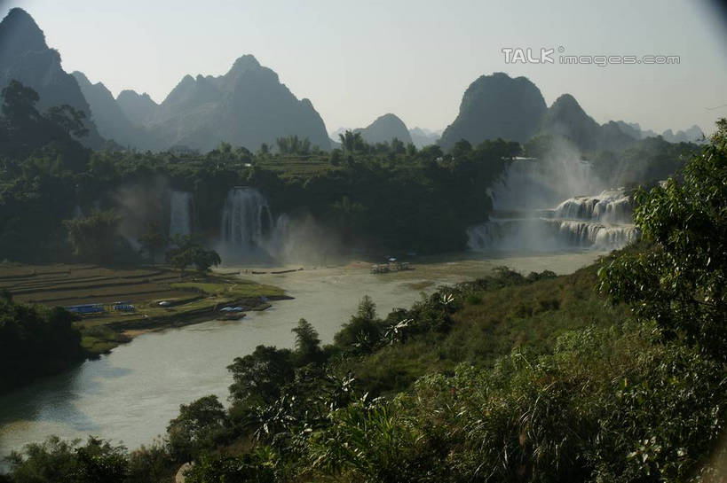 无人,横图,室外,白天,正面,旅游,度假,河流,美景,瀑布,森林,山,山脉,树林,水,植物,中国,亚洲,阴影,飞溅,溅,光线,液体,影子,河水,景观,山峰,水滴,水流,山峦,娱乐,水珠,树,树木,蓝色,绿色,蓝天,天空,阳光,自然,群山,天,享受,休闲,景色,放松,生长,晴朗,成长,广西,喷洒,自然风光,东亚,万里无云,德天瀑布,广西壮族自治区,德天跨国大瀑布,中华人民共和国,桂,华南地区,崇左,崇左市,大新,大新县,硕龙镇,跌水,晴空,晴空万里,彩图,shzyn1