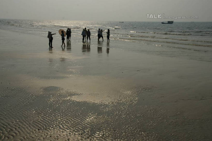 东方人,站,横图,室外,白天,正面,旅游,度假,海浪,海洋,美景,沙滩,船,中国,亚洲,行人,游客,游人,服装,沙子,海岸,景观,浪花,水平线,辽阔,木船,海平线,沙地,许多人,休闲装,黄种人,娱乐,路人,旅客,衣服,天空,自然,海水,交通工具,天,站着,一群人,享受,休闲,广阔,休闲服,景色,放松,服饰,广西,一望无际,舟,自然风光,载具,海景,东亚,北海,广西壮族自治区,中华人民共和国,桂,华南地区,北海市,北海银滩,无边无际,一马平川,过客,男人,男性,年轻男性,年轻女性,女人,女性,亚洲人,大海,风浪,海,海水的波动,海滩,近岸浪,涌浪,站立,彩图,全身,水天相接,水天一线,shzyn1