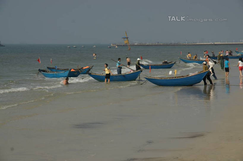 东方人,站,横图,室外,白天,正面,旅游,度假,海浪,海洋,美景,沙滩,船,中国,亚洲,行人,游客,游人,阴影,服装,光线,沙子,影子,海岸,景观,浪花,水平线,辽阔,木船,海平线,沙地,许多人,休闲装,黄种人,娱乐,路人,旅客,衣服,蓝色,蓝天,天空,阳光,自然,海水,交通工具,天,站着,一群人,享受,休闲,广阔,休闲服,景色,放松,服饰,晴朗,广西,一望无际,舟,自然风光,载具,海景,东亚,北海,万里无云,广西壮族自治区,中华人民共和国,桂,华南地区,北海市,北海银滩,无边无际,一马平川,过客,男人,男性,年轻男性,年轻女性,女人,女性,亚洲人,大海,风浪,海,海水的波动,海滩,近岸浪,涌浪,晴空,晴空万里,站立,彩图,全身,水天相接,水天一线,shzyn1