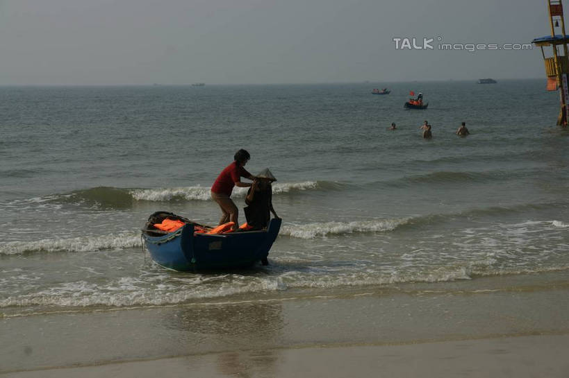 东方人,站,横图,室外,白天,正面,旅游,度假,海浪,海洋,美景,沙滩,船,中国,亚洲,行人,游客,游人,阴影,服装,光线,沙子,影子,海岸,景观,浪花,水平线,辽阔,木船,海平线,沙地,许多人,休闲装,黄种人,娱乐,路人,旅客,衣服,蓝色,蓝天,天空,阳光,自然,海水,交通工具,天,站着,一群人,享受,休闲,广阔,休闲服,景色,放松,服饰,晴朗,广西,一望无际,舟,自然风光,载具,海景,东亚,北海,万里无云,广西壮族自治区,中华人民共和国,桂,华南地区,北海市,北海银滩,无边无际,一马平川,过客,男人,男性,年轻男性,年轻女性,女人,女性,亚洲人,大海,风浪,海,海水的波动,海滩,近岸浪,涌浪,晴空,晴空万里,站立,彩图,全身,水天相接,水天一线,shzyn1