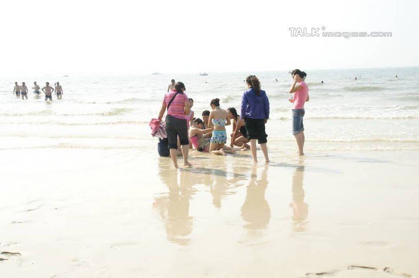 东方人,背部,站,蹲,横图,室外,白天,正面,旅游,度假,海浪,海洋,美景,沙滩,船,中国,亚洲,行人,游客,游人,服装,沙子,海岸,景观,浪花,水平线,辽阔,木船,海平线,沙地,许多人,休闲装,黄种人,娱乐,路人,旅客,衣服,天空,自然,海水,交通工具,天,站着,一群人,享受,休闲,广阔,休闲服,景色,放松,服饰,广西,一望无际,舟,自然风光,载具,海景,东亚,北海,广西壮族自治区,中华人民共和国,桂,华南地区,北海市,北海银滩,无边无际,一马平川,过客,男人,男性,年轻男性,年轻女性,女人,女性,亚洲人,大海,风浪,海,海水的波动,海滩,近岸浪,涌浪,蹲着,站立,彩图,全身,水天相接,水天一线,shzyn1