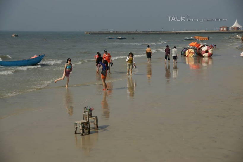 东方人,站,横图,室外,白天,正面,旅游,度假,海浪,海洋,美景,沙滩,船,中国,亚洲,行人,游客,游人,阴影,服装,光线,沙子,影子,海岸,景观,浪花,水平线,辽阔,木船,海平线,沙地,许多人,休闲装,黄种人,娱乐,路人,旅客,衣服,蓝色,蓝天,天空,阳光,自然,海水,交通工具,天,站着,一群人,享受,休闲,广阔,休闲服,景色,放松,服饰,晴朗,广西,一望无际,舟,自然风光,载具,海景,东亚,北海,万里无云,广西壮族自治区,中华人民共和国,桂,华南地区,北海市,北海银滩,无边无际,一马平川,过客,男人,男性,年轻男性,年轻女性,女人,女性,亚洲人,大海,风浪,海,海水的波动,海滩,近岸浪,涌浪,晴空,晴空万里,站立,彩图,全身,水天相接,水天一线,shzyn1