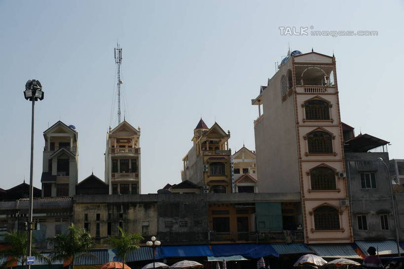 无人,家,商店,横图,室外,白天,仰视,购物,度假,消费,美景,植物,城市风光,超市,城市,道路,路,路灯,商场,公路,照明,越南,亚洲,阴影,光线,影子,房屋,屋子,景观,灯光,交通,娱乐,楼房,住宅,灯,树,树木,蓝色,绿色,蓝天,天空,阳光,自然,天,享受,休闲,景色,放松,金融,百货,东南亚,生长,晴朗,成长,照亮,照明设备,选购,贸易,百货公司,芒街,万里无云,越南社会主义共和国,血拼,广宁省,晴空,晴空万里,马路,彩图,低角度拍摄,房子,购物商场,购物中心,商业中心,芒街市,shzyn1