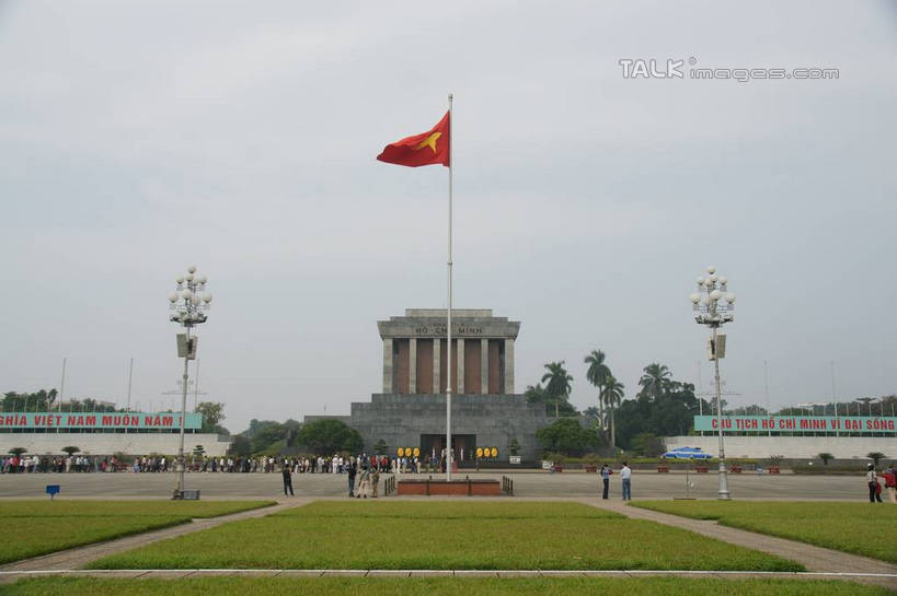 东方人,走,横图,室外,白天,正面,旅游,度假,草地,草坪,植物,标志建筑,地标,建筑,旗帜,国旗,越南,亚洲,行人,游客,游人,服装,云,云朵,首都,许多人,云彩,休闲装,黄种人,娱乐,建设,路人,旅客,草,树,树木,衣服,蓝色,绿色,白云,蓝天,天空,自然,天,一群人,享受,休闲,休闲服,旅游胜地,放松,服饰,东南亚,生长,晴朗,成长,河内,胡志明陵,巴亭广场,越南社会主义共和国,百花春城,越南国旗,过客,男人,男性,年轻男性,年轻女性,女人,女性,亚洲人,旗,晴空,步行,散步,走路,半身,彩图,金星红旗,shzyn1