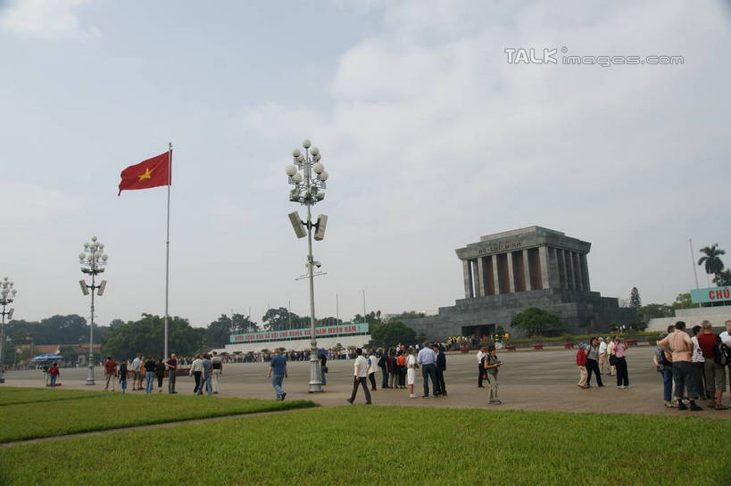 东方人,走,横图,室外,白天,正面,旅游,度假,草地,草坪,植物,标志建筑,地标,建筑,旗帜,国旗,越南,亚洲,行人,游客,游人,服装,云,云朵,首都,许多人,云彩,休闲装,黄种人,娱乐,建设,路人,旅客,草,树,树木,衣服,蓝色,绿色,白云,蓝天,天空,自然,天,一群人,享受,休闲,休闲服,旅游胜地,放松,服饰,东南亚,生长,晴朗,成长,河内,胡志明陵,巴亭广场,越南社会主义共和国,百花春城,越南国旗,过客,男人,男性,年轻男性,年轻女性,女人,女性,亚洲人,旗,晴空,步行,散步,走路,半身,彩图,金星红旗,shzyn1