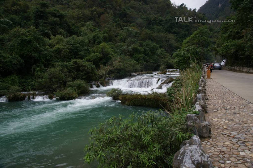 无人,横图,室外,白天,正面,旅游,度假,河流,石头,美景,瀑布,森林,树林,水,植物,道路,路,中国,亚洲,飞溅,溅,石子,液体,河水,景观,水滴,水流,小路,交通,娱乐,水珠,树,树木,绿色,自然,享受,休闲,景色,放松,生长,成长,喷洒,自然风光,东亚,贵州,贵州省,中华人民共和国,荔波大小七孔,黔,西南地区,黔南,黔南州,黔南布依族苗族自治州,跌水,石块,岩石,彩图,大小七孔,荔波,荔波县,荔波小七孔,shzyn1