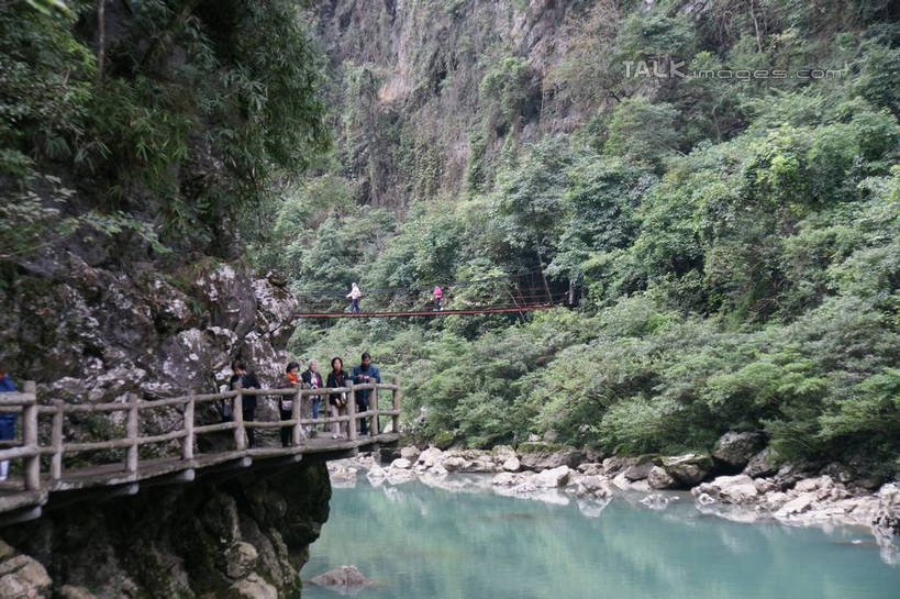 无人,栏杆,横图,室外,白天,正面,旅游,度假,河流,美景,森林,山,山脉,树林,水,植物,中国,亚洲,木板,河水,景观,山峰,水流,围栏,桥,木桥,山峦,娱乐,护栏,栈桥,树,树木,绿色,自然,群山,享受,休闲,景色,放松,生长,成长,人行桥,木板桥,自然风光,东亚,贵州,贵州省,中华人民共和国,荔波大小七孔,黔,西南地区,黔南,黔南州,黔南布依族苗族自治州,彩图,大小七孔,荔波,荔波县,荔波小七孔,shzyn1