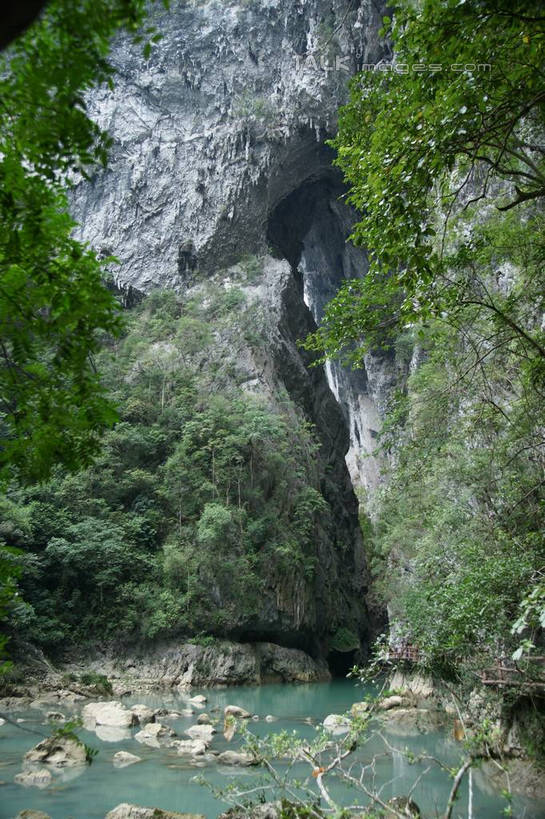 无人,竖图,室外,白天,正面,旅游,度假,河流,石头,美景,森林,山,山脉,树林,水,植物,中国,亚洲,石子,洞,河水,景观,山峰,水流,山峦,娱乐,树,树木,绿色,自然,群山,享受,休闲,景色,放松,洞穴,生长,成长,自然风光,东亚,贵州,贵州省,穴,中华人民共和国,荔波大小七孔,黔,西南地区,黔南,黔南州,黔南布依族苗族自治州,石块,岩石,彩图,大小七孔,荔波,荔波县,荔波小七孔,shzyn1