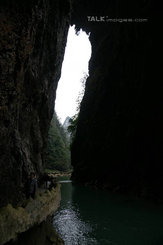 无人,竖图,室外,白天,正面,旅游,度假,河流,石头,美景,森林,山,山脉,树林,水,植物,中国,亚洲,石子,洞,河水,景观,山峰,水流,山峦,娱乐,树,树木,绿色,自然,群山,享受,休闲,景色,放松,洞穴,生长,成长,自然风光,东亚,贵州,贵州省,穴,中华人民共和国,荔波大小七孔,黔,西南地区,黔南,黔南州,黔南布依族苗族自治州,石块,岩石,彩图,大小七孔,荔波,荔波县,荔波小七孔,shzyn1