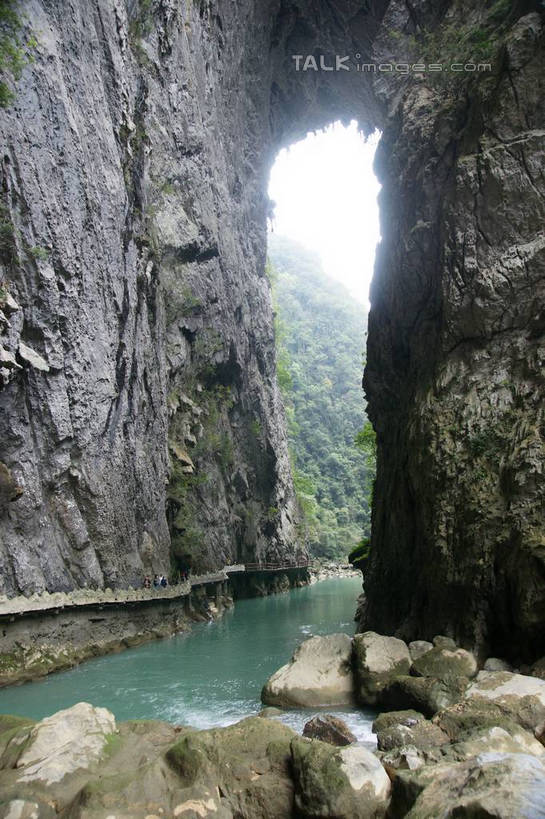 无人,竖图,室外,白天,正面,旅游,度假,河流,石头,美景,森林,山,山脉,树林,水,植物,中国,亚洲,石子,洞,河水,景观,山峰,水流,山峦,娱乐,树,树木,绿色,自然,群山,享受,休闲,景色,放松,洞穴,生长,成长,自然风光,东亚,贵州,贵州省,穴,中华人民共和国,荔波大小七孔,黔,西南地区,黔南,黔南州,黔南布依族苗族自治州,石块,岩石,彩图,大小七孔,荔波,荔波县,荔波小七孔,shzyn1