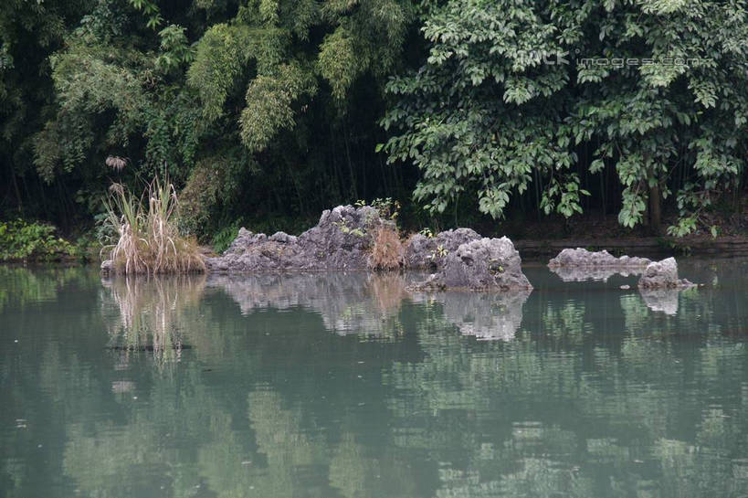 无人,横图,室外,白天,正面,旅游,度假,河流,石头,美景,森林,树林,水,植物,黄果树瀑布,中国,亚洲,石子,河水,景观,水流,娱乐,树,树木,绿色,倒影,自然,享受,休闲,景色,放松,生长,成长,倒映,自然风光,东亚,贵州,贵州省,安顺,中华人民共和国,安顺市,黔,西南地区,天星桥,反照,黄果树大瀑布,石块,岩石,彩图,天星桥景区,镇宁布依族苗族自治县,镇宁县,shzyn1