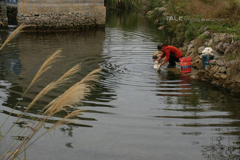 东方人,一个人,蹲,横图,室外,白天,侧面,旅游,度假,草地,草坪,河流,石头,美景,水,植物,中国,亚洲,仅一个女性,仅一个人,弯腰,波纹,服装,石子,河水,景观,水流,涟漪,休闲装,黄种人,娱乐,草,衣服,红色,绿色,倒影,水纹,自然,波浪,仅一个中年女性,享受,休闲,休闲服,景色,放松,服饰,倒映,自然风光,东亚,贵州,贵州省,贵阳,中华人民共和国,省会,水晕,黔,西南地区,贵阳市,弯身,荡涤,洗濯,反照,女人,女性,中年女性,亚洲人,石块,岩石,蹲着,清洗,彩图,全身,shzyn1