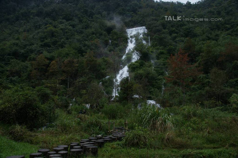 无人,横图,室外,白天,仰视,旅游,度假,美景,瀑布,森林,山,山脉,树林,水,植物,黄果树瀑布,中国,亚洲,飞溅,溅,液体,景观,山峰,水滴,山峦,娱乐,水珠,树,树木,绿色,自然,群山,享受,休闲,景色,放松,生长,成长,喷洒,自然风光,东亚,贵州,贵州省,安顺,中华人民共和国,荔波大小七孔,安顺市,黔,西南地区,黔南,黔南州,黔南布依族苗族自治州,黄果树大瀑布,跌水,彩图,低角度拍摄,大小七孔,荔波,荔波县,荔波小七孔,镇宁布依族苗族自治县,镇宁县,shzyn1