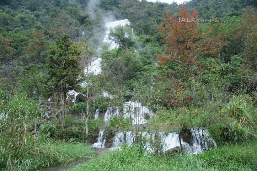 无人,横图,室外,白天,仰视,旅游,度假,美景,瀑布,森林,山,山脉,树林,水,植物,黄果树瀑布,中国,亚洲,飞溅,溅,液体,景观,山峰,水滴,山峦,娱乐,水珠,树,树木,绿色,自然,群山,享受,休闲,景色,放松,生长,成长,喷洒,自然风光,东亚,贵州,贵州省,安顺,中华人民共和国,荔波大小七孔,安顺市,黔,西南地区,黔南,黔南州,黔南布依族苗族自治州,黄果树大瀑布,跌水,彩图,低角度拍摄,大小七孔,荔波,荔波县,荔波小七孔,镇宁布依族苗族自治县,镇宁县,shzyn1