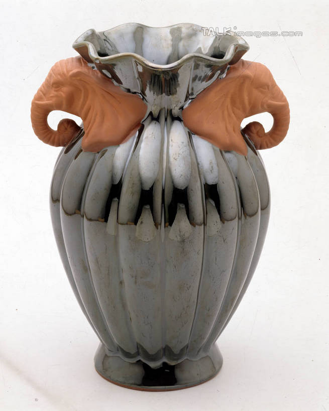 无人,竖图,室内,特写,白天,白色背景,正面,静物,花瓶,阴影,装饰,反射,影子,陶瓷,陶瓷制品,瓶子,摄影,影棚,华丽,修饰,点缀,衬托,美观,雅致,雅观,彩图,影棚拍摄,拍摄,szzm1