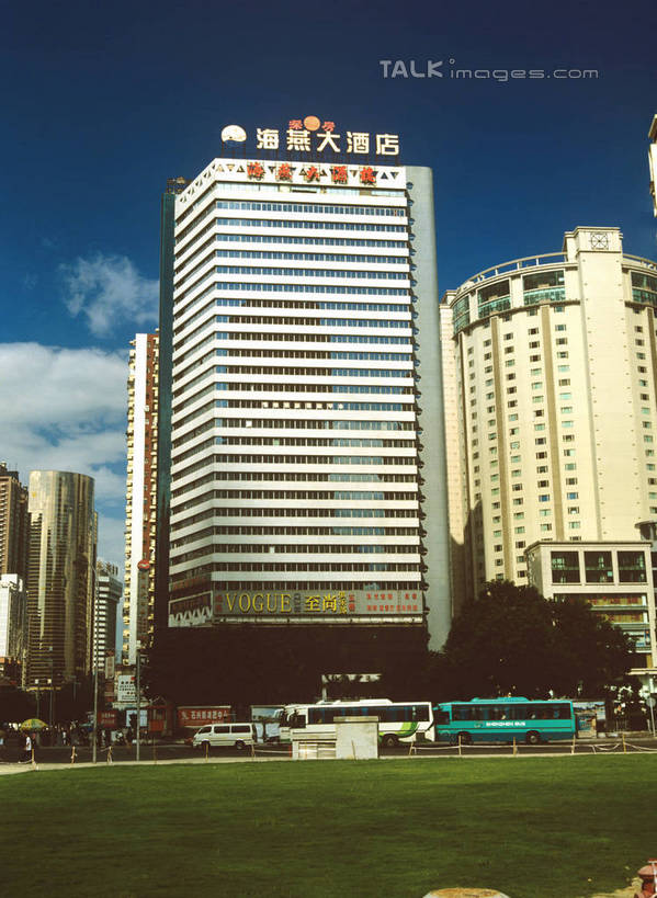 无人,高楼大厦,竖图,室外,白天,仰视,度假,草地,草坪,美景,树林,植物,城市风光,城市,大厦,建筑,摩天大楼,深圳,中国,亚洲,阴影,光线,影子,景观,云,云朵,建筑群,云彩,娱乐,建设,草,树,树木,蓝色,绿色,白云,蓝天,天空,阳光,自然,天,享受,休闲,景色,放松,生长,晴朗,成长,东亚,广东,鹏城,广东省,中华人民共和国,华南地区,粤,深圳市,晴空,彩图,低角度拍摄,大楼,高层建筑,高楼,摩天楼,罗湖区,深圳海燕大酒店,szzm1