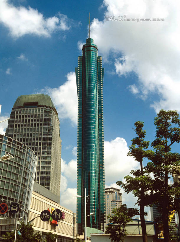 无人,高楼大厦,竖图,室外,白天,仰视,度假,安全,美景,植物,城市风光,城市,大厦,建筑,摩天大楼,深圳,中国,亚洲,阴影,光线,影子,景观,云,云朵,红绿灯,建筑群,信号灯,交通,云彩,娱乐,建设,树,树木,蓝色,绿色,白云,蓝天,天空,阳光,自然,天,享受,休闲,景色,放松,警示,生长,晴朗,成长,提示,流通,地王大厦,东亚,广东,鹏城,广东省,交通信号灯,行人信号灯,中华人民共和国,华南地区,粤,深圳市,晴空,彩图,低角度拍摄,大楼,高层建筑,高楼,摩天楼,信兴广场,szzm1