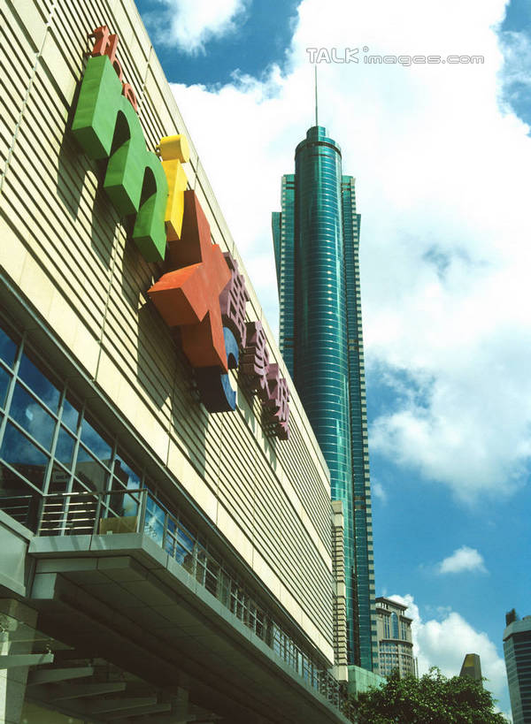 无人,高楼大厦,商店,竖图,室外,白天,仰视,购物,度假,消费,美景,城市风光,标志建筑,超市,城市,大厦,地标,建筑,摩天大楼,商场,深圳,中国,亚洲,阴影,光线,英文,标志,文字,影子,字符,字母,景观,云,云朵,建筑群,云彩,娱乐,标识,建设,蓝色,白云,蓝天,天空,阳光,天,享受,休闲,景色,放松,金融,百货,晴朗,英文字母,选购,贸易,百货公司,东亚,万象城,广东,鹏城,广东省,中华人民共和国,华南地区,粤,血拼,深圳市,晴空,彩图,低角度拍摄,大楼,高层建筑,高楼,购物商场,购物中心,摩天楼,商业中心,罗湖区,深圳万象城,szzm1