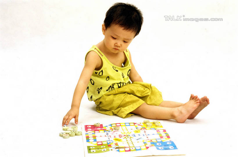 东方人,儿童,一个人,坐,横图,室内,白天,白色背景,侧面,游戏,纯洁,智慧,亚洲,仅一个男性,仅一个人,握,服装,背心,拿,玩,拿着,注视,黄种人,娱乐,小孩,衣服,低头,观察,看,仅一个小孩,休闲,棋盘,可爱,童年,童趣,益智,握着,摄影,服饰,影棚,观看,活动,察看,衣着,穿着,发泄,关注,消遣,智力,童真,烂漫,无邪,飞行棋,宣泄,垂头,衣饰,天真,男孩,男人,男性,亚洲人,孩子,玩耍,嬉戏,坐着,彩图,全身,影棚拍摄,拍摄,男生,szzm1