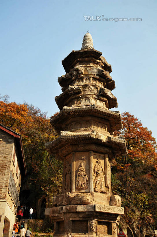 东方人,寺庙,走,竖图,室外,白天,仰视,旅游,度假,名胜古迹,秋季,树林,植物,楼梯,标志建筑,地标,建筑,雕塑,南京,中国,亚洲,行人,游客,游人,阴影,花纹,节日,遗迹,艺术,装饰,光线,雕刻,雕像,图案,瓦片,影子,阶梯,屋檐,塔,许多人,燃烧,黄种人,古迹,文化,文物,娱乐,建设,古建筑,江苏,檐,路人,旅客,佛塔,台阶,树,树木,蓝色,绿色,蓝天,天空,阳光,自然,香火,工艺品,庙宇,天,祈祷,一群人,享受,休闲,健康,旅游胜地,放松,许愿,宗教,信仰,生长,成长,纪念,祈求,美术,主题,陈列,古文明,东亚,江苏省,南京市,中华人民共和国,华东地区,苏,省会,功能,美学,过客,栖霞寺,栖霞山,平安,男人,男性,年轻男性,年轻女性,女人,女性,亚洲人,石头城,秋,秋天,步行,散步,走路,半身,彩图,低角度拍摄,庙,寺,yzdzj1