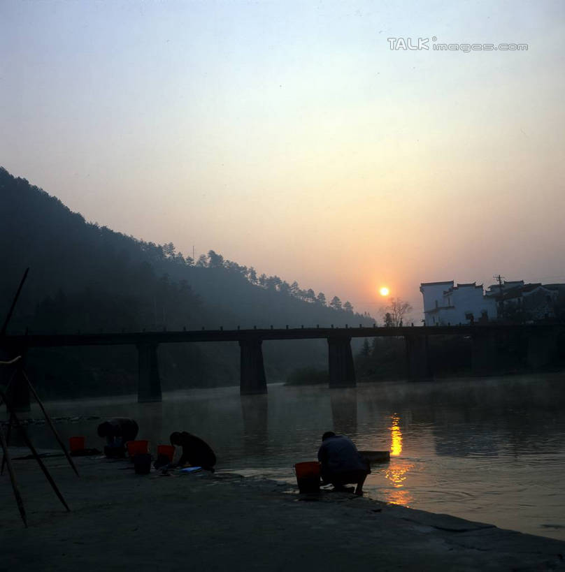 东方人,三个人,家,蹲,竖图,室外,白天,旅游,度假,日出,河流,石头,美景,山,水,太阳,植物,中国,亚洲,许多,阴影,光线,石子,水桶,桶,影子,房屋,屋子,河水,景观,山峰,水流,桥,朝霞,晨曦,黎明,山峦,黄种人,娱乐,江苏,石桥,苏州,洗衣,民居,住宅,栈桥,树,树木,古镇,洗衣服,背面,蓝色,绿色,蓝天,天空,阳光,自然,容器,塑料制品,天,享受,休闲,景色,放松,水乡,生长,成长,人行桥,储藏,塑料桶,储存,自然风光,东亚,江苏省,苏州市,中华人民共和国,华东地区,苏,甪直,甪直古镇,桥都,神州水乡第一镇,女人,女性,中年女性,亚洲人,石块,朝阳,蹲着,彩图,全身,破晓,房子,贮存,yzdzj1