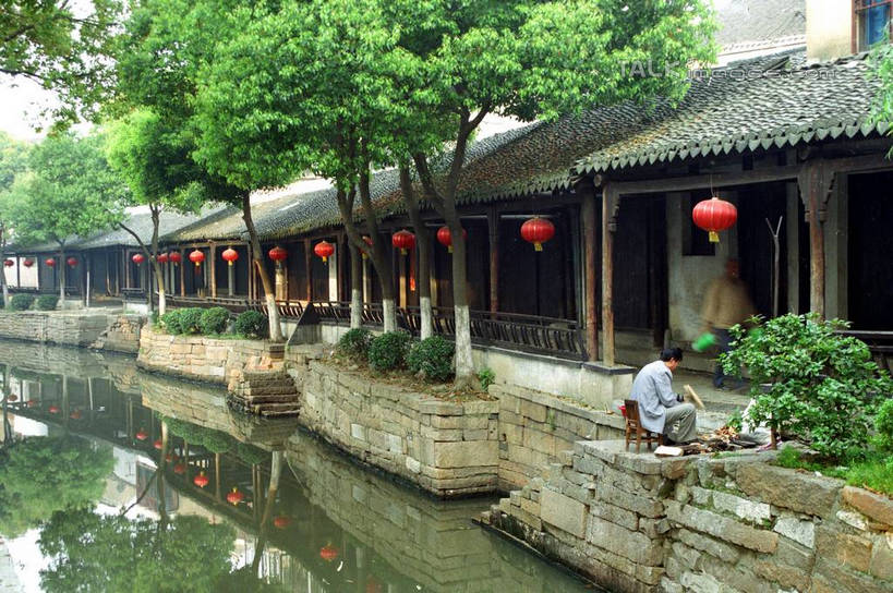 东方人,一个人,家,坐,横图,室外,白天,侧面,旅游,度假,河流,美景,水,植物,中国,亚洲,仅一个男性,仅一个人,仅一个中年男性,许多,悬挂,阴影,光线,灯笼,影子,房屋,屋子,河水,景观,水流,黄种人,娱乐,江苏,苏州,民居,住宅,树,树木,古镇,红色,蓝色,绿色,倒影,蓝天,天空,阳光,自然,天,享受,休闲,景色,放松,水乡,生长,成长,自然风光,东亚,江苏省,苏州市,中华人民共和国,华东地区,苏,甪直,甪直古镇,桥都,神州水乡第一镇,男人,男性,中年男性,亚洲人,坐着,彩图,全身,房子,yzdzj1